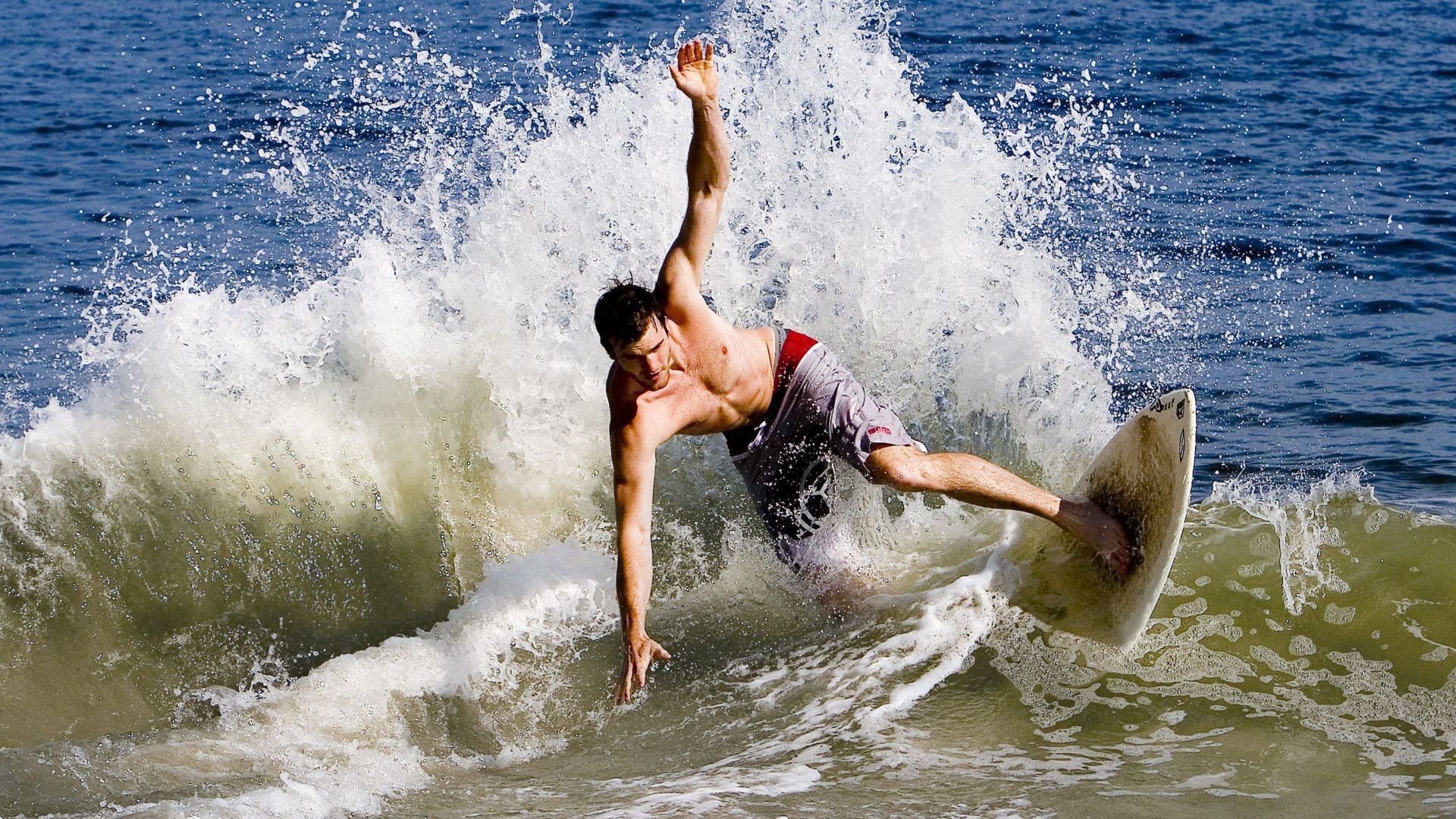 维克托·文班亚马为法国男篮在奥运热身赛中砍下24分